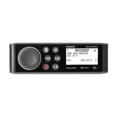 Sistema de Audio Marino MS-RA70 / Pantalla LCD Monocroma 2.6" / Tecnología Multi-Zone™️ 2 Zonas / Potencia Pico 200 W / Bluetooth® y ANT® / Compatible con SiriusXM y DAB+ / IPX7 / USB para Actualizaciones