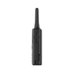 Radio portátil UHF 450-470 MHz, 2 W, 16 canales, Resistente a Golpes MIL-STD-810, manos libres VOX. Incluye antena, batería, cargador y clip
