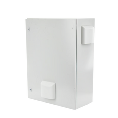 Gabinete Ventilado de Acero IP55 Uso en Exterior (500 x 700 x 250 mm) con Placa Trasera Interior Metálica y Compuerta Inferior Atornillable. Incluye Ventilador, Ventilas, filtros, Chapas y Llave T.