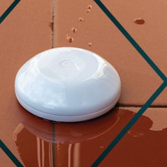 Sensor inalámbrico inteligente de inundación con medición de temperatura.