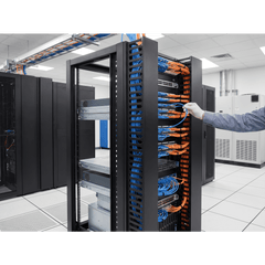 Organizador Vertical CableTek, Sencillo (Solo Frontal), Para Rack Abierto de 45 Unidades, 6 in de Ancho, Color Negro