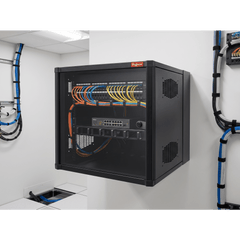 Gabinete AccessPlus de 12 UR Montaje en Pared de 19in, Rieles Numerados y Roscados #10-32, Puerta con Ventana de Seguridad, 600 mm de Ancho, 637 mm de Profundidad, Color Negro