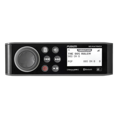Sistema de Audio Marino MS-RA70 / Pantalla LCD Monocroma 2.6" / Tecnología Multi-Zone™️ 2 Zonas / Potencia Pico 200 W / Bluetooth® y ANT® / Compatible con SiriusXM y DAB+ / IPX7 / USB para Actualizaciones