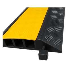 Protector de Cable de 3 Canales / Base de Goma y Tapa de Plástico / Tamaño del Canal 30x30mm / Capacidad de Carga 5 Toneladas / Longitud 90 cm / Ancho del Contorno 50 cm / Altura 4.5 cm / Color Amarillo-Negro / Material Hule