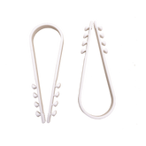 Bolsa con 100 clips sujetadores de plástico para cables de 19 a 25 mm. Ideales para instalaciones en pared, brindan sujeción firme y segura.