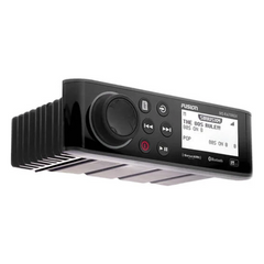 Sistema de Audio Marino MS-RA70 / Pantalla LCD Monocroma 2.6" / Tecnología Multi-Zone™️ 2 Zonas / Potencia Pico 200 W / Bluetooth® y ANT® / Compatible con SiriusXM y DAB+ / IPX7 / USB para Actualizaciones