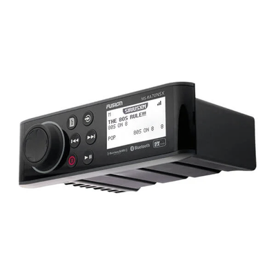 Sistema de Audio Marino MS-RA70 / Pantalla LCD Monocroma 2.6" / Tecnología Multi-Zone™? 2 Zonas / Potencia Pico 200 W / Bluetooth® y ANT® / Compatible con SiriusXM y DAB+ / IPX7 / USB para Actualizaciones