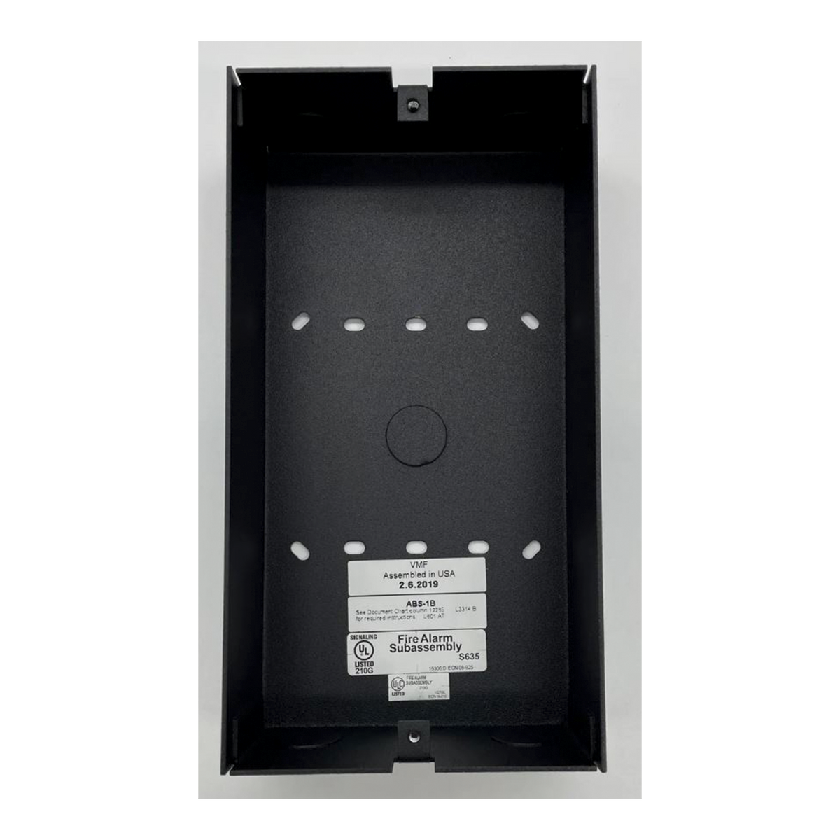 Caja de montaje en superficie para un módulo anunciador de la serie ACS, con entradas para conducto de 1/2 pulgada
