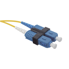 Jumper de Fibra Óptica Monomodo (OS2), XGLO, LC/UPC-SC/UPC Duplex, OFNR, Color Amarillo, 5 Metros