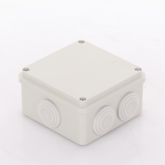 Caja Derivación-Conexión de Plástico (100 X 100 X 54 mm) con 7 Glándulas de Goma. Para Instalaciones Comerciales, Residenciales e Industriales. Incluye Tornillería para su Tapa.