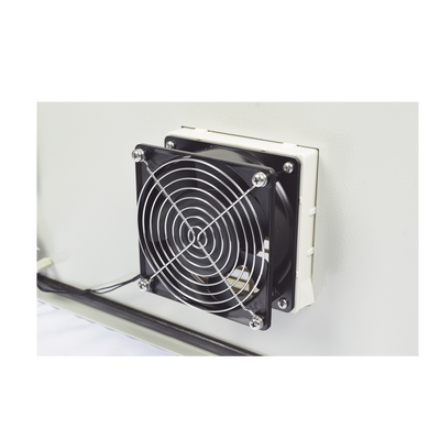 Gabinete Ventilado de Acero IP55 Uso en Exterior (400 x 600 x 250 mm) con Placa Trasera Interior Metálica y Compuerta Inferior Atornillable. Incluye Ventilador, Ventilas, filtros, Chapas y Llave T.