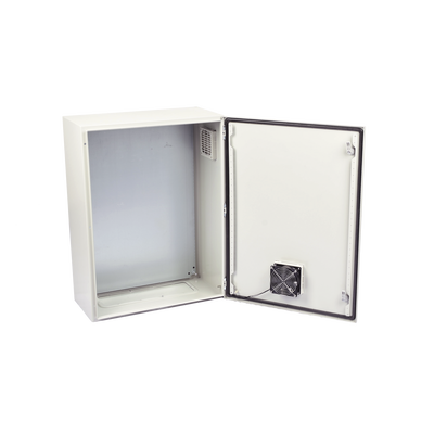 Gabinete Ventilado de Acero IP55 Uso en Exterior (500 x 700 x 250 mm) con Placa Trasera Interior Metálica y Compuerta Inferior Atornillable. Incluye Ventilador, Ventilas, filtros, Chapas y Llave T.