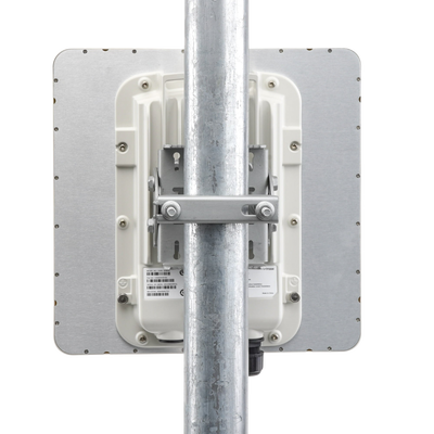 PTP-550  Hasta 1.36 GBps / 4910 - 6200 MHz / 802.11 AC Wave 2  MU-MIMO 4: 4x4 / BackHaul con Antena Integrada (Alta ganancia 23 dBi)   (C050055H016A)