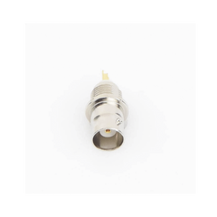 Conector BNC Hembra de Montaje Frontal D-Plano, Soldable, Rondana de Seguridad, Níquel/ Oro/ Delrin.