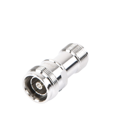 Adaptador en Línea de Conector 4.3-10 Macho a N Hembra, Bronce Blanco/ Plata/ Teflón.