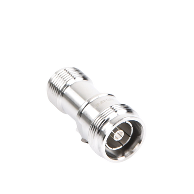 Adaptador en Línea de Conector 4.3-10 Macho a N Hembra, Bronce Blanco/ Plata/ Teflón.