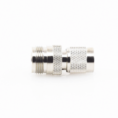 Adaptador en Línea de Conector TNC Macho a N Hembra, Níquel/ Oro/ Teflón.