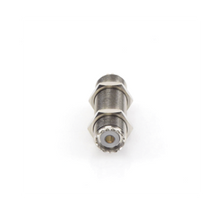 Adaptador Pasamuros de Doble UHF Hembra (SO-239), Montaje para Panel con Rosca Estándar.