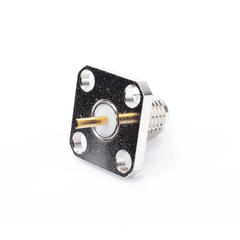 Conector SMA Hembra, Montaje de Panel Cuadrado, 4 Perforaciones, Soldable, Niquel/ Oro/ Teflón.
