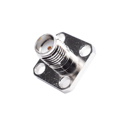 Conector SMA Hembra, Montaje de Panel Cuadrado, 4 Perforaciones, Soldable, Niquel/ Oro/ Teflón.