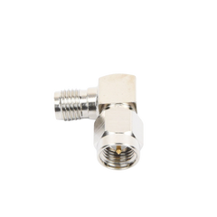 Adaptador en Ángulo Recto, de Conector SMA Macho a SMA Hembra Níquel/ Oro/ Teflón.