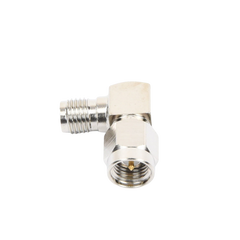 Adaptador en Ángulo Recto, de Conector SMA Macho a SMA Hembra Níquel/ Oro/ Teflón.