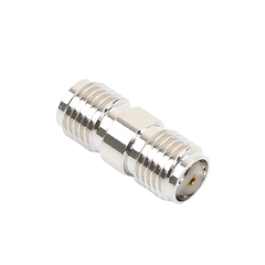 Adaptador en Línea tipo Barril, de Conector SMA Hembra a SMA Hembra, Níquel/ Oro/ Teflón.