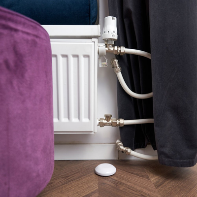 Sensor inalámbrico inteligente de inundación con medición de temperatura.