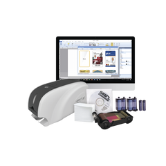 Kit Impresora de tarjetas PVC/ Una Cara /incluye: 2 x Ribbons, 100 Tarjetas PVC, Software, Kit Limpieza, Garantia 3 Años, Mascara de Seguridad UV