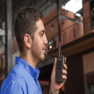 Radio Portátil UHF, 5W de Potencia, Scrambler de Voz, Alta Cobertura, 400-470 MHz, 16 canales preconfigurados
