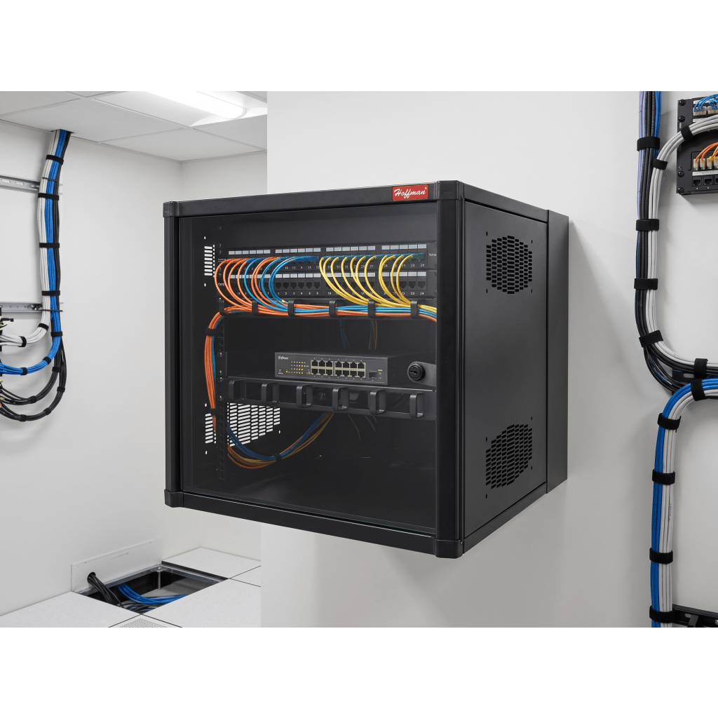 Gabinete AccessPlus de 12 UR Montaje en Pared de 19in, Rieles Numerados y Roscados #10-32, Puerta con Ventana de Seguridad, 600 mm de Ancho, 637 mm de Profundidad, Color Negro