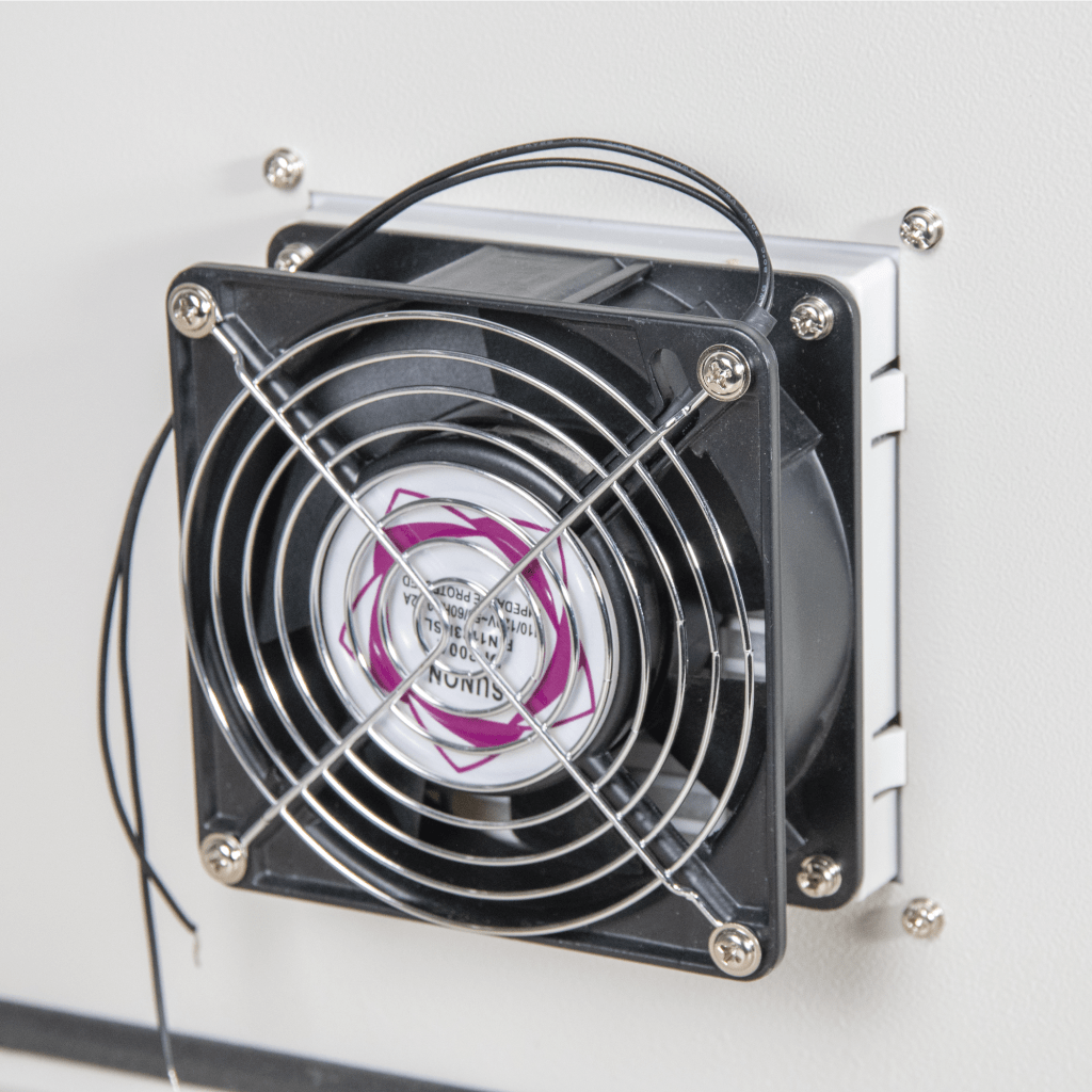 Gabinete Ventilado de Acero IP55 Uso en Exterior (593 x 609 x 399 mm) con Placa Trasera Interior Metálica y Compuerta Inferior Atornillable. Incluye Ventilador, Ventilas, filtros, Montaje Rack 19", Terminal de Tierra Física, Chapas y Ll