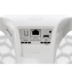 CPE para exteriores de largo alcance con Wi-Fi 6, ideal para enlaces punto a punto, disponible en una versión de 27 dBi (XL).