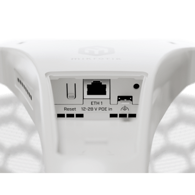 CPE para exteriores de largo alcance con Wi-Fi 6, ideal para enlaces punto a punto, disponible en una versión de 27 dBi (XL).