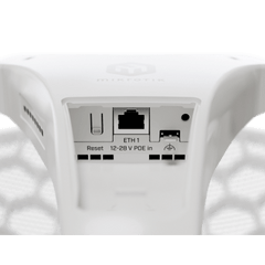 CPE para exteriores de largo alcance con Wi-Fi 6, ideal para enlaces punto a punto, disponible en una versión de 27 dBi (XL).