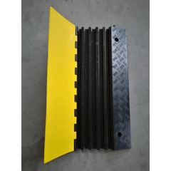 Protector de Cable de 5 Canales / Base de Goma y Tapa de Plástico / Capacidad 4.6 Toneladas / Canal 38x35MM / Longitud 90 cm / Amarillo y Negro