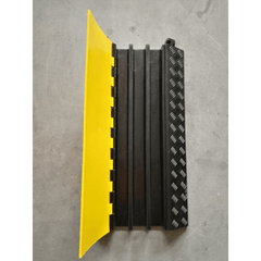 Protector de Cable de 3 Canales / Base de Goma y Tapa de Plástico / Tamaño del Canal 56x55MM / Capacidad de Carga 6.1 Toneladas / Longitud 90 cm / Ancho del Contorno 50 cm / Altura 7.5 cm / Color Amarillo-Negro / Material Hule