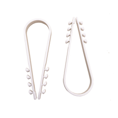 Bolsa con 100 clips sujetadores de plástico para cables de 19 a 25 mm. Ideales para instalaciones en pared, brindan sujeción firme y segura.