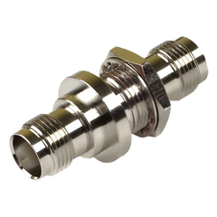 Adaptador Doble TNC Hembra para Chasis, Montaje Hermético con Aro de Goma y en Tipo D-Plano, Níquel/ Oro/ Teflón.