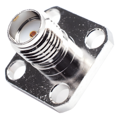 Conector SMA Hembra, Montaje de Panel Cuadrado, 4 Perforaciones, Soldable, Niquel/ Oro/ Teflón.