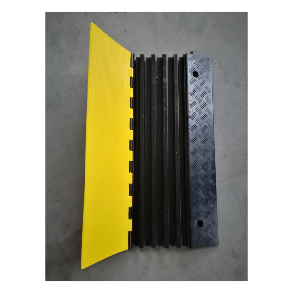 Protector de Cable de 5 Canales / Base de Goma y Tapa de Plástico / Capacidad 4.6 Toneladas / Canal 38x35MM / Longitud 90 cm / Amarillo y Negro