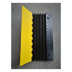 Protector de Cable de 5 Canales / Base de Goma y Tapa de Plástico / Capacidad 4.6 Toneladas / Canal 38x35MM / Longitud 90 cm / Amarillo y Negro