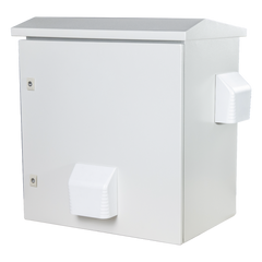 Gabinete Ventilado de Acero IP55 Uso en Exterior (593 x 609 x 399 mm) con Placa Trasera Interior Metálica y Compuerta Inferior Atornillable. Incluye Ventilador, Ventilas, filtros, Terminal de Tierra Física, Chapas y Ll
