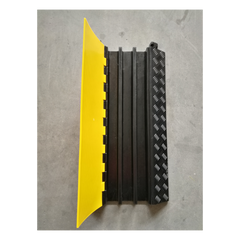 Protector de Cable de 3 Canales / Base de Goma y Tapa de Plástico / Tamaño del Canal 56x55MM / Capacidad de Carga 6.1 Toneladas / Longitud 90 cm / Ancho del Contorno 50 cm / Altura 7.5 cm / Color Amarillo-Negro / Material Hule