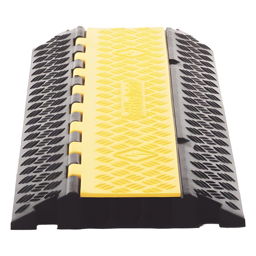 Protector de Cable de 3 Canales / Base de Goma y Tapa de Plástico / Tamaño del Canal 30x30mm / Capacidad de Carga 5 Toneladas / Longitud 90 cm / Ancho del Contorno 50 cm / Altura 4.5 cm / Color Amarillo-Negro / Material Hule