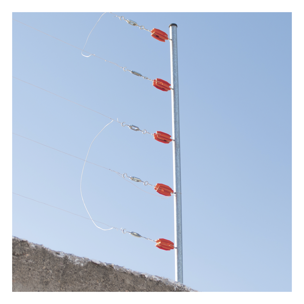 Aislador de Esquina Rojo para Cercos Eléctricos / 18 kV / Resinas Vírgenes / Resistencia 7.5-10.2 kg / Anti UV / 66 mm x 31.6 mm