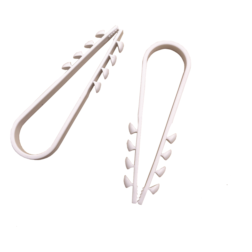 Bolsa con 100 clips sujetadores de plástico para cables de 11 a 19 mm. Ideales para instalaciones en pared, brindan sujeción firme y segura.
