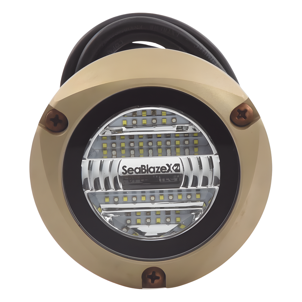 Luz led marina sumergible SeaBlaze X2, emite luz de color blanco y azul de 6000 lúmenes, fabricada en bronce naval con grado de protección IP68.