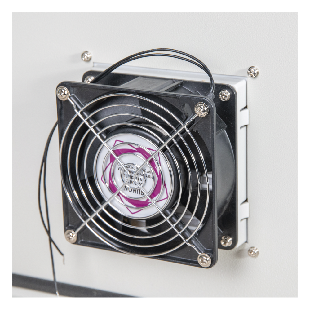 Gabinete Ventilado de Acero IP55 Uso en Exterior (593 x 609 x 399 mm) con Placa Trasera Interior Metálica y Compuerta Inferior Atornillable. Incluye Ventilador, Ventilas, filtros, Terminal de Tierra Física, Chapas y Ll