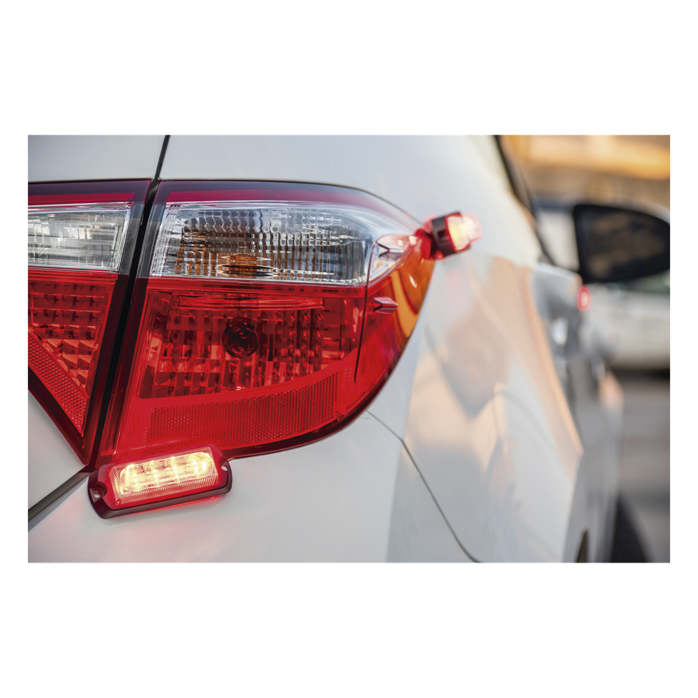 Luz Auxiliar Ultra Brillante X13 de 4 LEDs, color Rojo, con mica transparente.